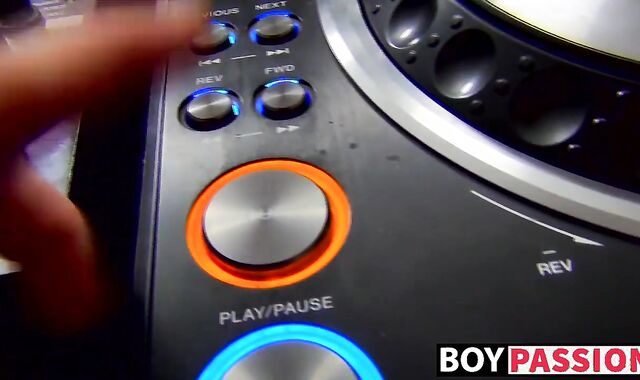 Bored twink plays with his toy and jerks off until he cums