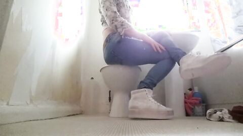 Crossdresser in tight Jeans and Sneakers