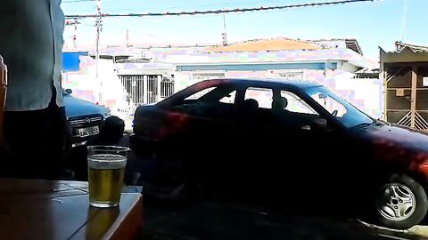 Pinguco mijando na calcada do bar