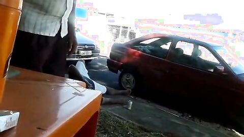 Pinguco mijando na calcada do bar