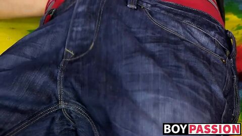 Interviewed homo inserts glass dildo up the ass and wanks