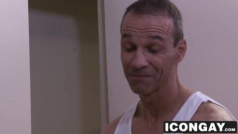 Hitchiker Roman Todd bangs DILF Rodney Steeles tight asshole