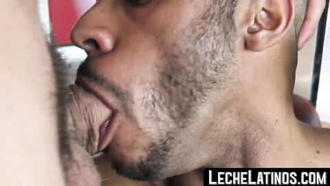 A homo hunk was straight threewaying while sucking his cock