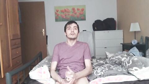 Heißer Twink-Striptease mit Handjob vor der Webcam