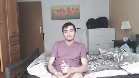 Heißer Twink-Striptease mit Handjob vor der Webcam