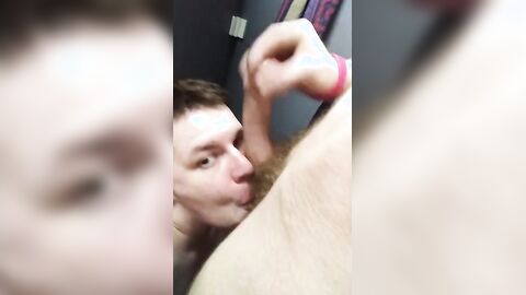 Je suce un mec gros dans la cabine de la piscine