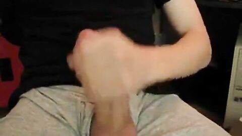 Amateur Twink Masturbates on Webcam