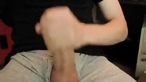 Amateur Twink Masturbates on Webcam