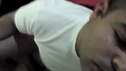 Mi amigo gay me da una mamada increíble y se traga mi semen.