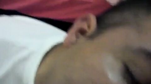 Mi amigo gay me da una mamada increíble y se traga mi semen.