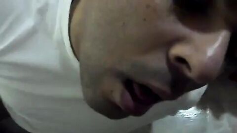 Mi amigo gay me da una mamada increíble y se traga mi semen.