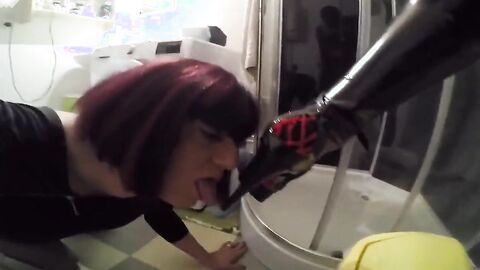 Kinky Crossdresser's Pissing Fun