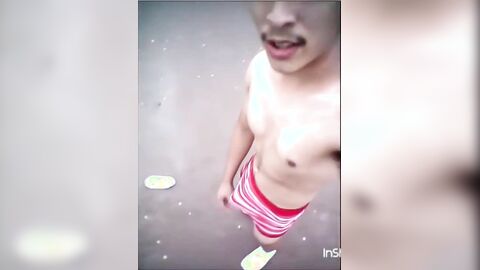 Jesus en boxer bulge exitado en la playa