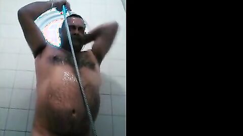 Osito caliente con una gran polla se ducha y se pajea.