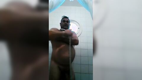 Osito caliente con una gran polla se ducha y se pajea.