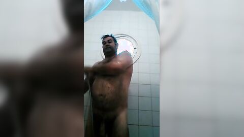 Osito caliente con una gran polla se ducha y se pajea.