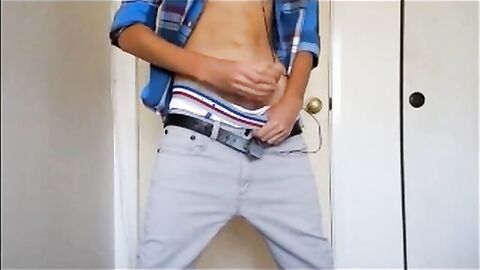 Twink Amateur Gets Off on Sagging