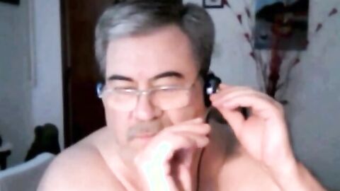 Mature Argentinian Bear Wanks and Cums