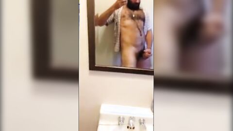 Osazo barbudo: paja en un wc publico - amateur bear daddy man