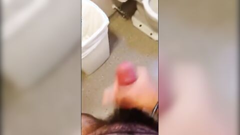 Osazo barbudo: paja en un wc publico - amateur bear daddy man
