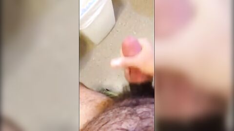 Osazo barbudo: paja en un wc publico - amateur bear daddy man