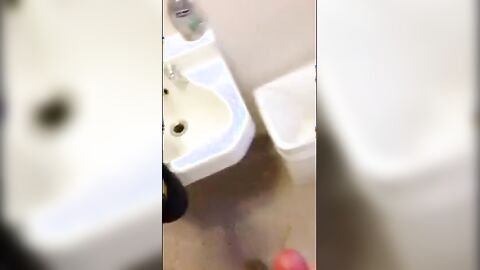 Osazo barbudo: paja en un wc publico - amateur bear daddy man