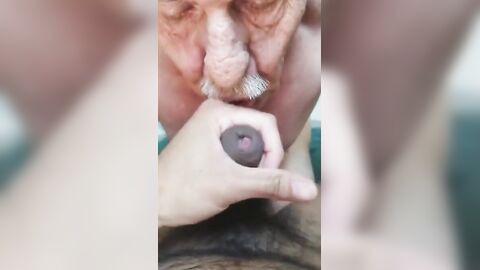 Reifer Amateur bläst einem jungen Latino einen