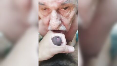 Reifer Amateur bläst einem jungen Latino einen