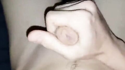 Twink mit großem Schwanz Wichsen vor der Webcam