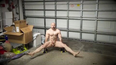Fit Muscle Daddy Cums Handsfree on Big Cock