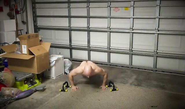 Fit Muscle Daddy Cums Handsfree on Big Cock