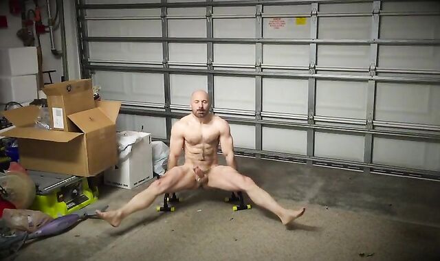 Fit Muscle Daddy Cums Handsfree on Big Cock