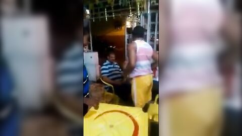 Velho gay latino pega um cara no bar