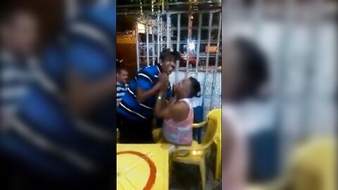 Velho gay latino pega um cara no bar