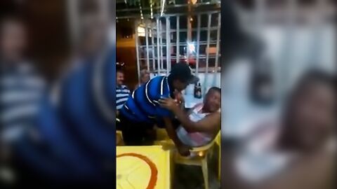 Velho gay latino pega um cara no bar