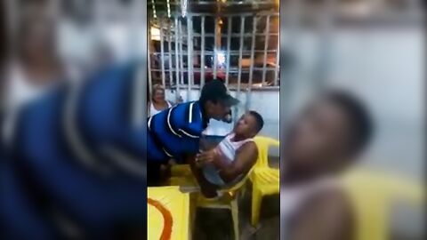 Velho gay latino pega um cara no bar