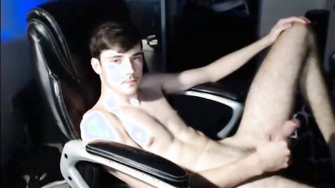 Amateur Twink Masturbates on Webcam