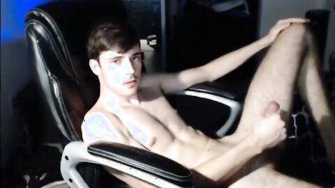 Amateur Twink Masturbates on Webcam