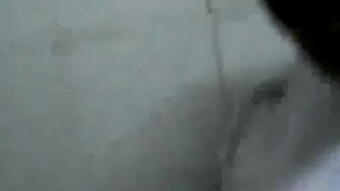 Caminhoneiro Maduro Trocando Óleo no Banheiro