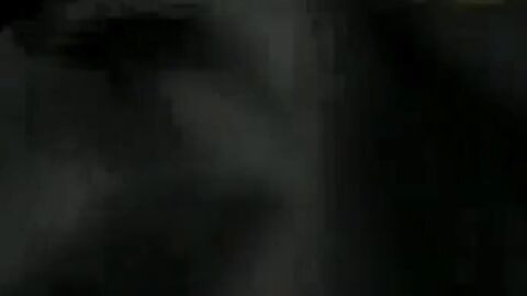 Caminhoneiro Maduro Trocando Óleo no Banheiro