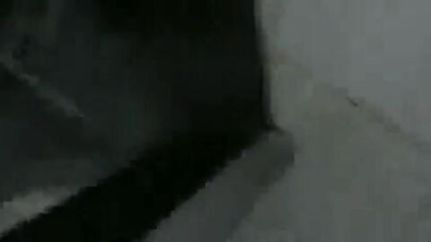 Caminhoneiro Maduro Trocando Óleo no Banheiro