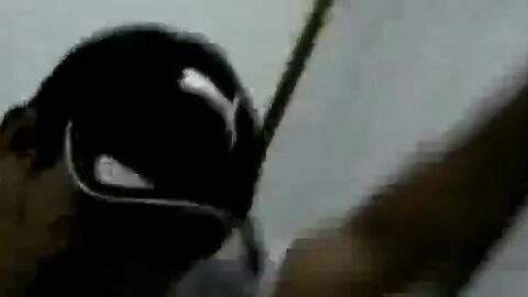 Caminhoneiro Maduro Trocando Óleo no Banheiro