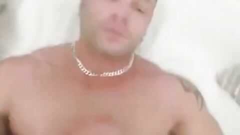 Deutscher Hunk bekommt Bukkake-Ladung im Blowjob-Video