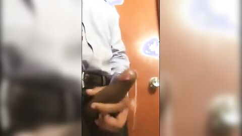 Aliviando a tensão no trabalho com o porteiro gostoso