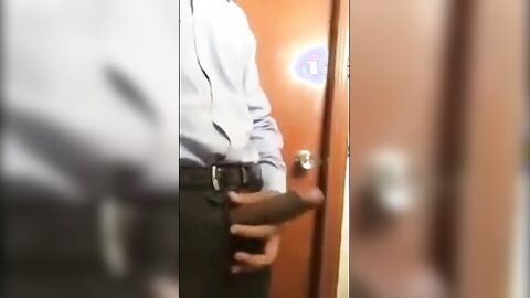 Aliviando a tensão no trabalho com o porteiro gostoso