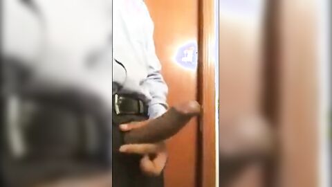 Aliviando a tensão no trabalho com o porteiro gostoso