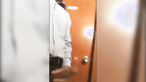 Aliviando a tensão no trabalho com o porteiro gostoso