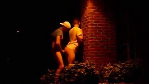 Sexo gay en callejón - Video amateur de hombresencalzones