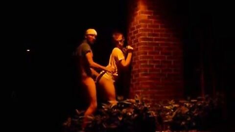 Sexo gay en callejón - Video amateur de hombresencalzones