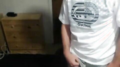 Nerdy Twink Cums on Cam